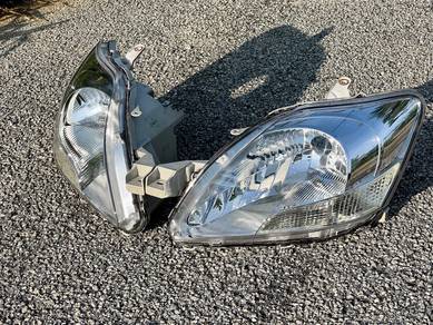 Sepasang lampu depan vios ncp93 dugong ori kereta