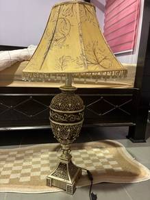 lampu tepi katil