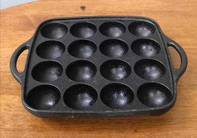 Cast iron baking mold pan