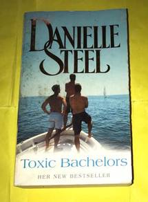 DANIELLE STEEL - TOXIC BACHELORS BOOK Buku