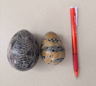 Telur marmar vintage marble egg with carving 2