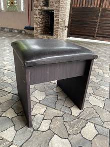 black-cushioned swivel stool
