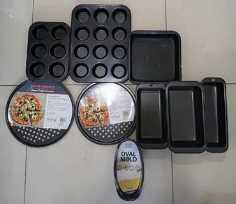 Assorted baking tins, pizza tray set.