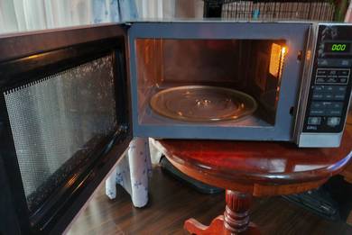 Sharp R752ZS Microwave Oven 25L - Faulty