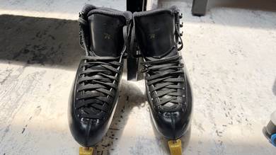 Figure ice skating shoe