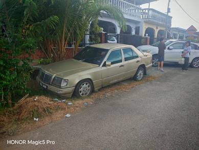 Mercedes Benz 230E  in Layang Layang, JHR