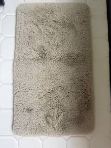 Soft Plush Rug / Bath Mat – Like New