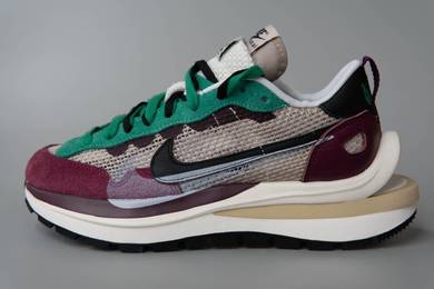 Nike Vaporwaffle sacai Villain Red Neptune Green