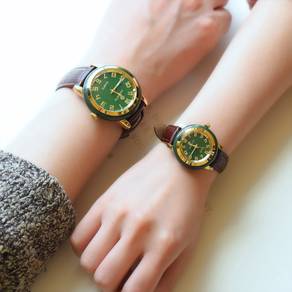 Jam Tangan Pasangan Serasi yang Menampilkan Jed