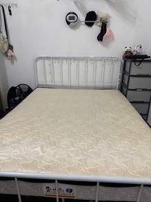 Queen Bed + Matttess
