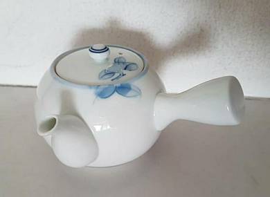 Right-hand blue-white pottery teapot (japan)