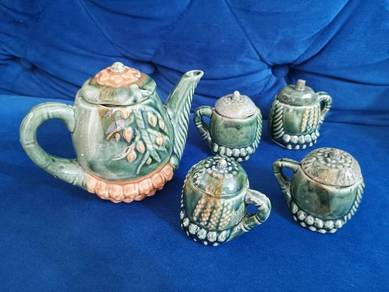 Chinese Ceramic Majolica Teapot. Teko Cina