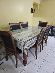 Meja makan 6 seater dan set sofa untuk dijual