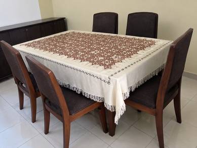 meja makan enam orang duduk