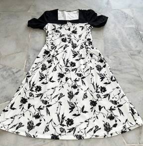 Dress Midi Hitam Putih Floral