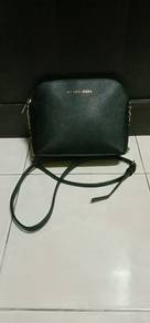 M i c h a e l K o r s Sling Bag