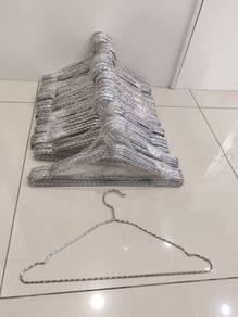 Hanger penyangkut baju