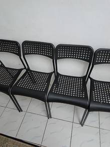 kerusi hitam