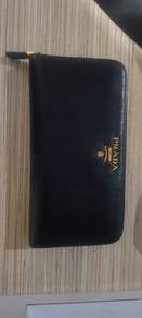 Prada lang wallet 100% ori