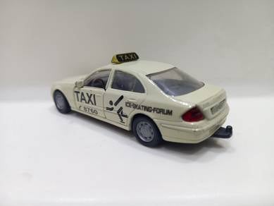 Siku 1363 Mercedes-Benz E500 Taxi "ICE-SKATING-FOR