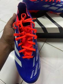 Sepasang boot bola ingin dilepaskan