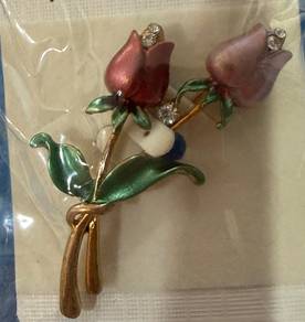 BROOCH ROSE RAYA offer