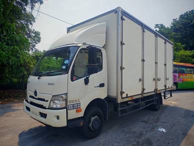 2021 Hino xzu730r 18ft 10 door Fibre box 7500kg