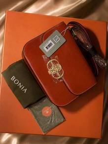 BONIA CHESNUT CLÉ CROSSBODY BAg