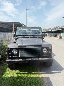 Land Rover Defender 110 in Telok Panglima Garang, SGR