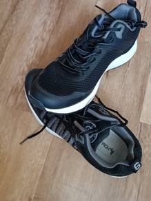 Sports shoes