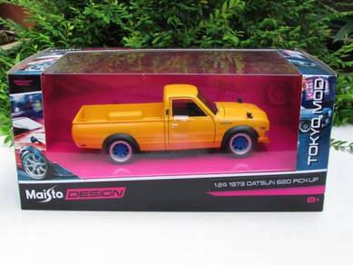 Maisto 1-24 (1973) Datsun Pick-Up 620 Yellow Truck
