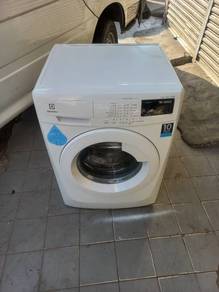 Electrolux front load washer 7.5kg berfungsi baik