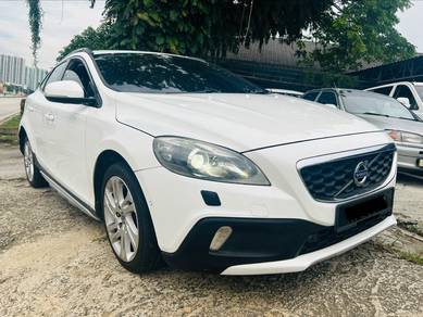 Volvo V40 CROSS COUNTRY T5 in Old Klang Road, KUL