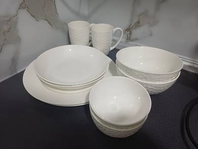Dinnerware set