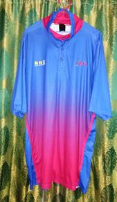 Baju T-shirt lengan pendek berkolar di leher