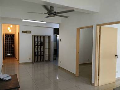 Apartment For Sale in Taman Pinggiran Putra