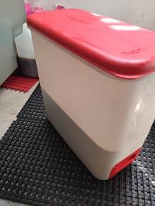Tupperware rice container 