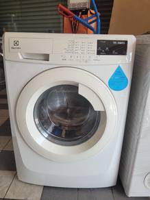 7.5kg Electrolux front load washing machine Mesin