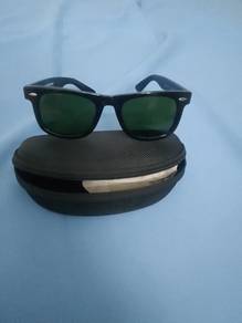 cermin mata hitam 