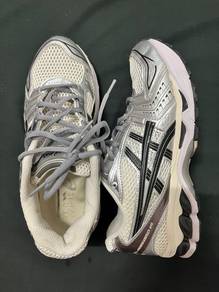 Kasut asics