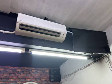 Barang Barbershop. aircond, kerusi