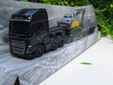 Maisto (7cm) Volvo Truck With Volvo Excavator