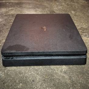 Ps4 slim used 2 free controller and 2 free games