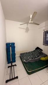 Room in Ganggarak / Merinding, LBN