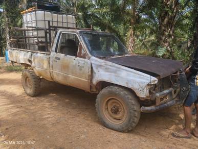 Toyota Hilux in Gua Musang, KTN