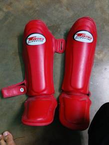 Muaythai glove and shin guard twins 