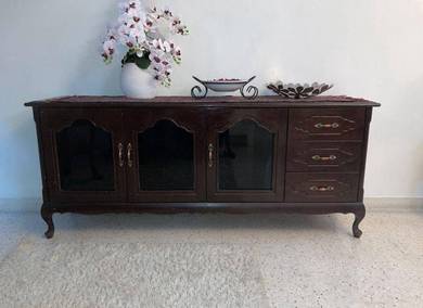 Kabinet antik (Antique cabinet)