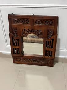 cermin tingkap kayu berukir