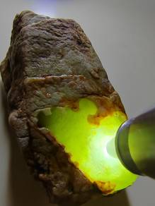 Bongkah Mentah Jadeite Hijau Muda Burma (Type A)