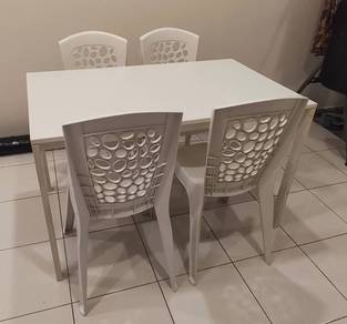 Meja Makan dan kerusi